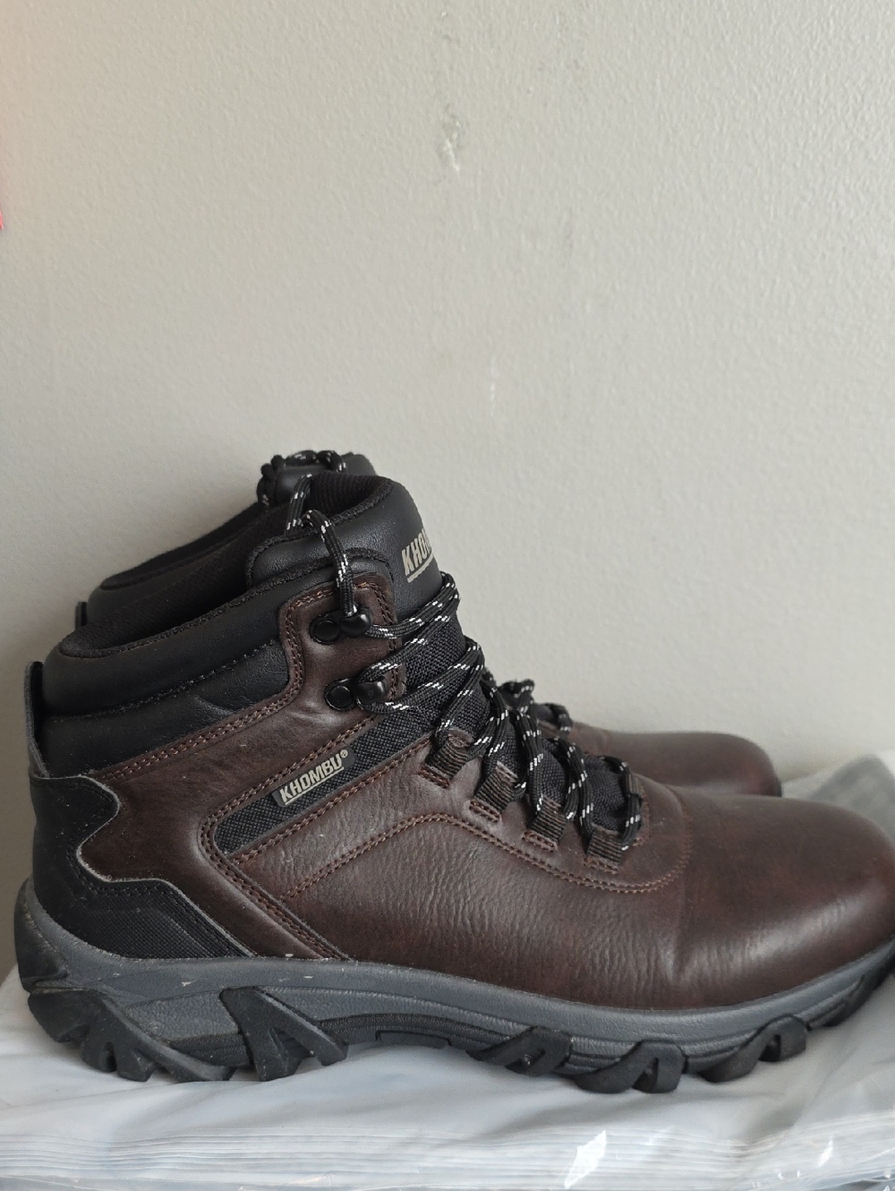 Khombu Men's Dark Brown Leather Trail Boots with Black Accents
